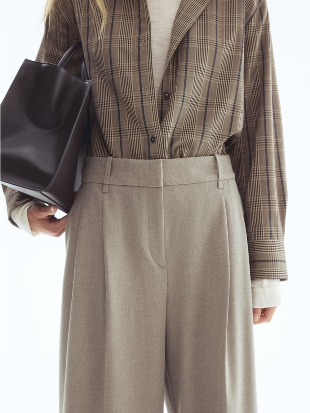 H&M Classic Wide-Leg Trousers in Light Taupe - Women - Picture 2 of 16